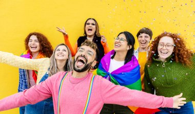 LGBT topluluğunun genç arkadaşları eşcinseller günü festivalini kutluyor. Genç homoseksüel ve biseksüel insanlar gay onur etkinliğinde eğleniyorlar.