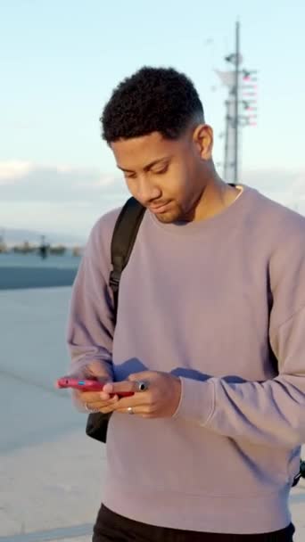 Vertikala Bilder Lycklig Ung Man Som Använder Mobiltelefon Utomhus Millennial — Stockvideo