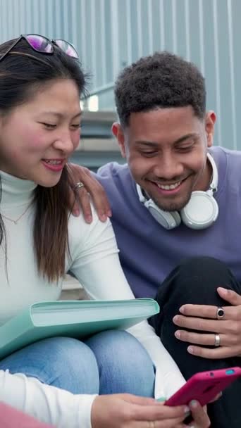 Yüksekokulda Merdivenlerde Oturup Cep Telefonu Uygulaması Kullanarak Birlikte Eğlenen Mutlu — Stok video