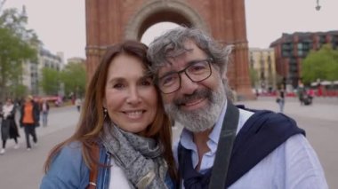 Emekli kıdemli turist çift Barselona 'da tatilde yan yana dururken birbirlerine gülümseyip kameraya bakıyorlar. Emeklilik ve olgun insan yaşam tarzı.
