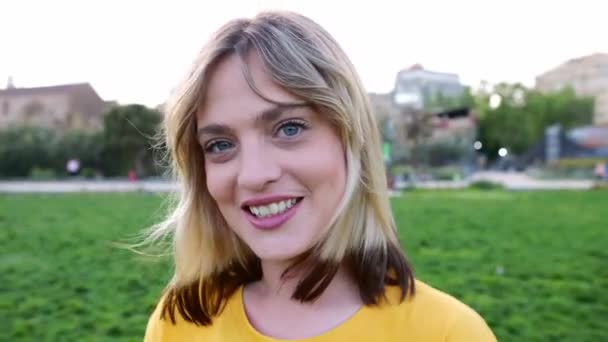 Portret Van Een Jonge Trendy Blonde Vrouw Die Naar Camera — Stockvideo
