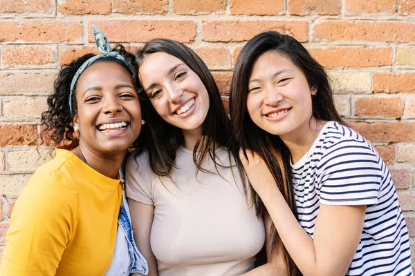 Πορτρέτο Των Τριών Νέων Διαφορετικών Γυναικών Χαμογελώντας Στην Κάμερα Εξωτερικούς — Φωτογραφία Αρχείου