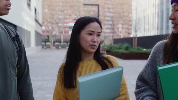 Jóvenes Amigos Estudiantes Asiáticos Disfrutando Del Tiempo Juntos Hablando Riendo — Vídeos de Stock