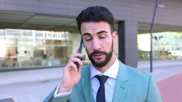 Erfolgreicher Junger Geschäftsmann Der Auf Der Straße Mit Dem Handy — Stockvideo