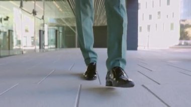 Modern inşaat bürosunda işe giderken iş adamının ayaklarının önünü kapatın.