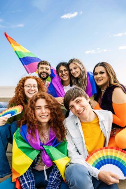 LGBT geçit törenini kutlayan bir grup genç eşcinsel. LGBTQI genç arkadaşları cinsel eşitlik için savaşıyor.