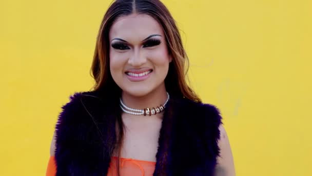 Απομονωμένο Λοατκι Νεαρό Πρόσωπο Drag Queen Χαμογελώντας Στην Κάμερα Πάνω — Αρχείο Βίντεο
