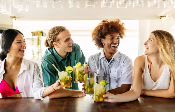 Grupo Joven Amigos Multirraciales Felices Bebiendo Cóctel Mojito Bar Playa — Foto de Stock