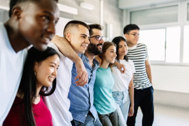 Lisedeki sınıfların son gününde çeşitli öğrenci arkadaşları öğretmenleriyle birlikte fotoğraf grubuna poz veriyorlar. Eğitim yaşam tarzı kavramı