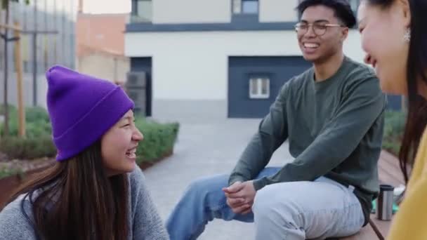 Genç Bir Grup Çok Irklı Arkadaş Şehir Sokaklarında Konuşuyor Birlikte — Stok video