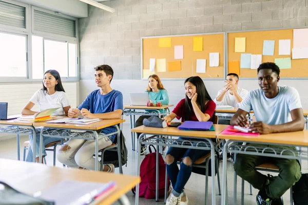 Vielfältige Gruppe Von Oberstufenschülern Hört Lehrer Klassenzimmer Bildungskonzept — Stockfoto