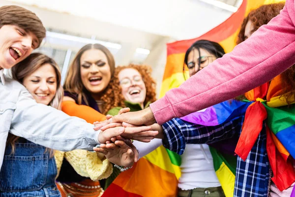 Junge Vielfältige Gruppe Von Freunden Feiert Das Lgbt Pride Day — Stockfoto