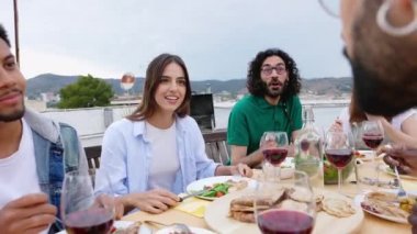 Yazın ev terasında barbekü yapan çeşitli arkadaş gruplarınız kutlu olsun. BBC partisinde kırmızı şarapla tezahürat yapan iki genç insan. Yemek ve aile anları kavramı