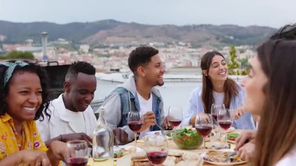 Hipster Grupo Jóvenes Amigos Comiendo Bebiendo Casa Terraza Millennial Personas — Vídeos de Stock