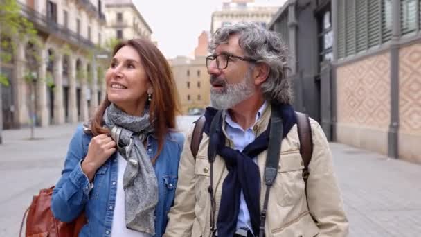가족중 나이가 부부가 바르셀로나 시에서 여름휴가 기간에 노인들을 방문하는 관광객들 — 비디오
