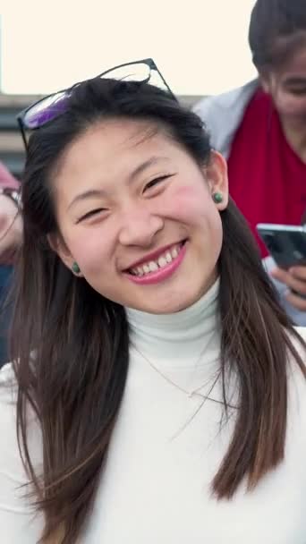 Joven Mujer Asiática Sonriendo Cámara Con Amigos Divirtiéndose Usando Teléfono — Vídeos de Stock