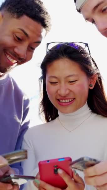 Glad Ung Grupp Multiracial Vänner Som Har Roligt Tillsammans Med — Stockvideo