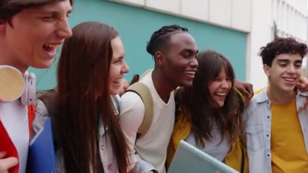 Feliz Grupo Diverso Amigos Estudiantes Riendo Juntos Campus Universitario Millennial — Vídeos de Stock