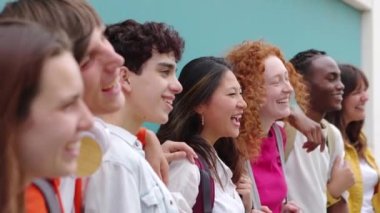 Mavi arka planda poz veren çok ırklı bir grup üniversite öğrencisi. Üniversite kampüsünde milenyum insanları bir arada duruyor. Gençlik toplumu ve Erasmus değişim kavramı.