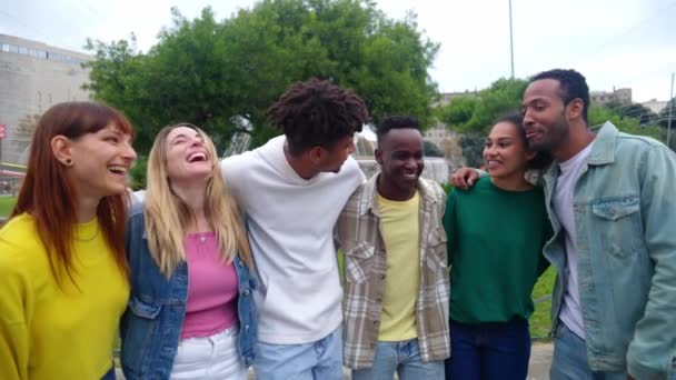 Jonge Groep Gelukkige Diverse Mensen Knuffelen Elkaar Lachend Samen Buiten — Stockvideo