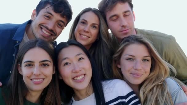 Diverso Grupo Retrato Amigos Sonrisa Cámara Aire Libre Jóvenes Multiétnicos — Vídeos de Stock