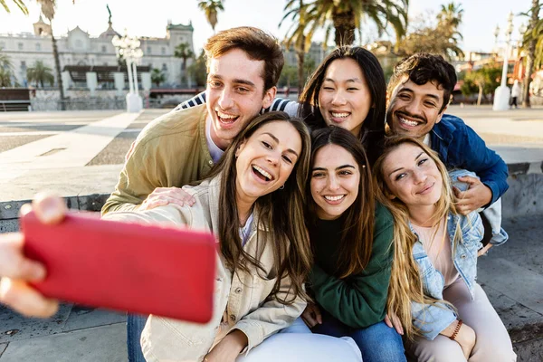 Boldog Fiatal Emberekből Álló Csoport Akik Mobiltelefonnal Szelfiznek Város Utcájában — Stock Fotó