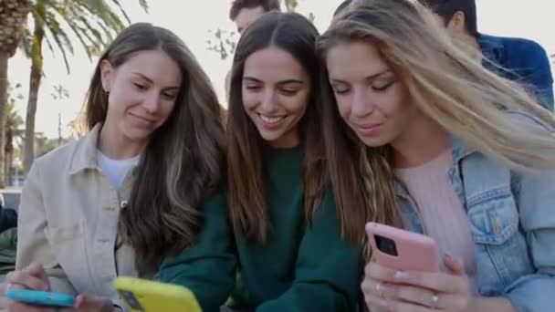 Jonge Groep Mooie Vrouwen Die Plezier Hebben Met Behulp Van — Stockvideo