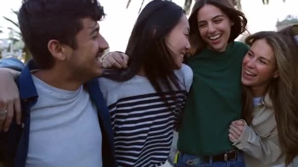 Diverse Groep Jonge Volwassen Vrienden Die Plezier Hebben Elkaar Buiten — Stockvideo