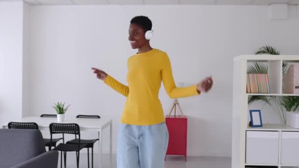 Gioiosa Giovane Donna Africana Con Cuffie Wireless Vestiti Casual Che — Video Stock
