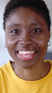 POV 'u kapatın. Mutlu Afro-Amerikalı kadın video konferansında konuşuyor ya da ev ofisinin oturma odasından laptop' da iş görüşmesi yapıyor. Dikey görüntüler