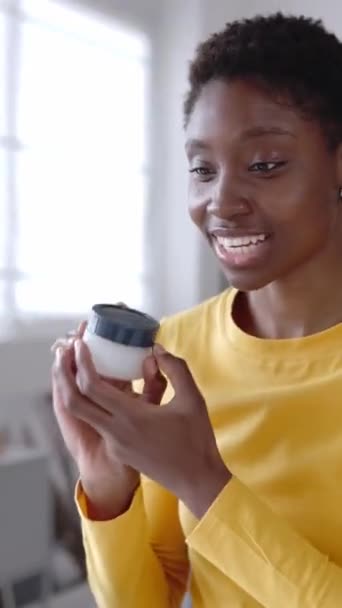 Női Blogger Videózik Miközben Otthon Nappaliban Fiatal Afrikai Szórakozás Közben — Stock videók
