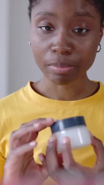 Sorrindo Afro Americana Gravação Blog Vídeo Sobre Beleza Revisão Produtos — Vídeo de Stock