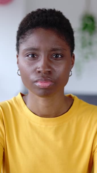 Pov Fiatal Csinos Afro Amerikai Hallgatja Videohívás Vagy Üzleti Találkozó — Stock videók