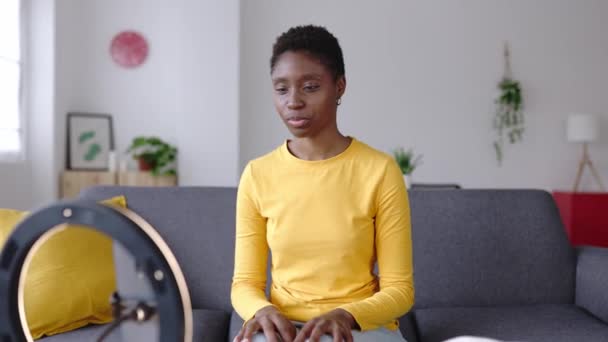 Mulher Africana Alegre Filmando Moda Vlog Para Mídias Sociais Millennial — Vídeo de Stock