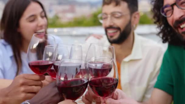 屋上パーティーで赤ワインを試飲する若者の手のグループ ホームガーデンでのバーベキューディナーで祝う多人種の友人 — ストック動画