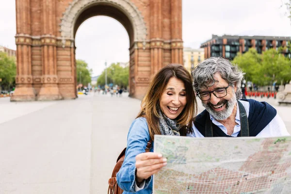 부부가 바르셀로나를 관광하는 지도를 스페인에서 방학을 즐기고 노인의 — 스톡 사진