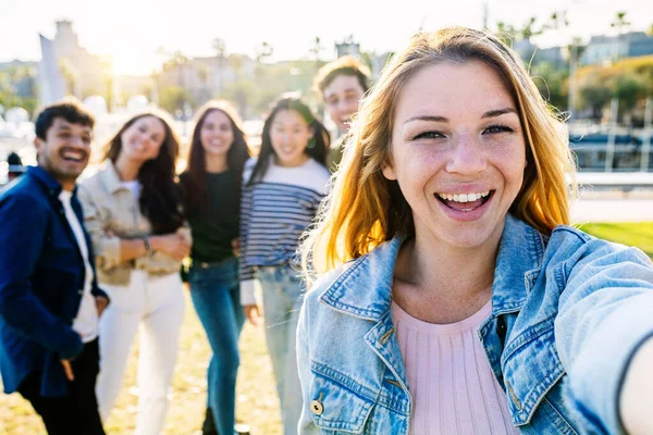 Grupo Feliz Jovens Amigos Divertindo Tirando Retrato Selfie Juntos Livre — Fotografia de Stock