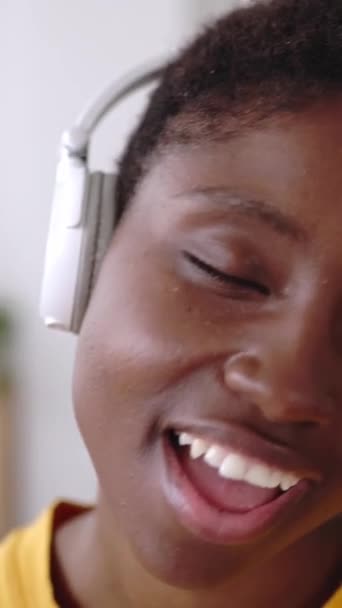 Nahaufnahme Einer Überglücklichen Millennial Frau Die Spaß Daran Hat Hause — Stockvideo