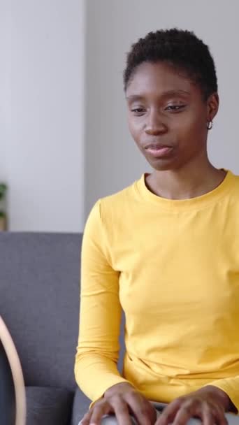 Mulher Africana Alegre Filmando Moda Vlog Para Mídias Sociais Influenciador — Vídeo de Stock