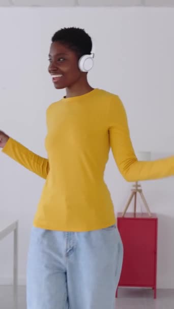 Fröhliche Junge Afrikanerin Mit Kabellosen Kopfhörern Und Lässiger Kleidung Die — Stockvideo