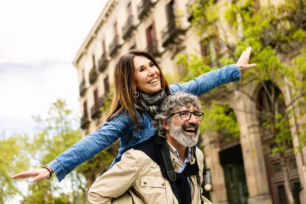 Glückliches Seniorenpaar Beim Gemeinsamen Urlaub Der Stadtstraße Zwei Reife Menschen — Stockfoto