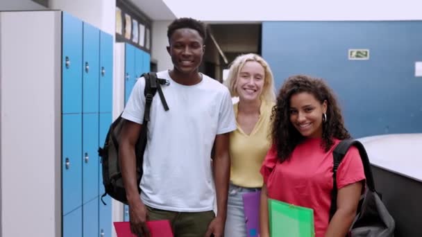 Portræt Multietnisk Gruppe Universitetsstuderende Smiler Til Kameraet College Interiør – Stock-video