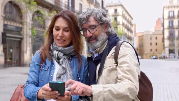Ältere Ehepaare Suchen Gps App Auf Dem Handy Nach Einem — Stockvideo