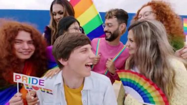 Çeşitli LGBT grupları gay onur partisi gününü kutlarken eğleniyor. LGBTQIA topluluk kavramı