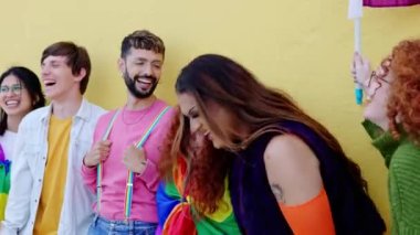 Sarı arka plana yaslanan bir grup genç LGBTQI gay onur festivali gününü kutluyor. LGBT 'nin genç arkadaşları dışarıda eğleniyorlar. Genç homoseksüel toplum kavramı. 