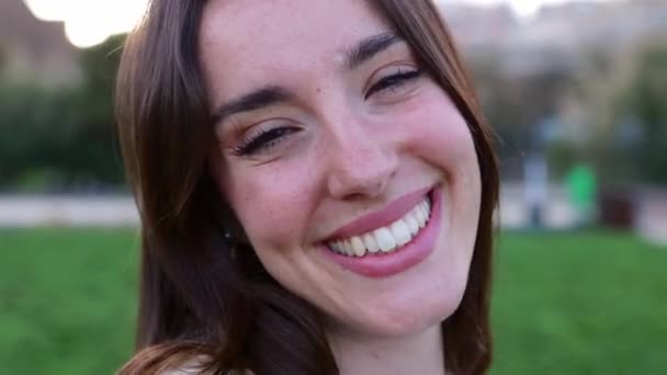 Ritratto Ravvicinato Bella Giovane Donna Con Sorriso Dentato Piedi Nel — Video Stock