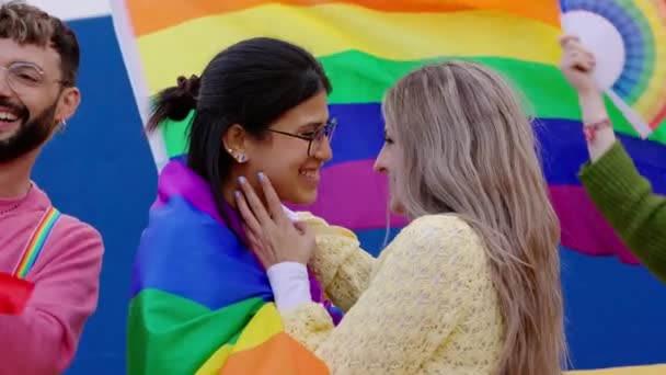 레즈비언 Lgbtq 퍼레이드에서 키스해 사랑하는 게이와 레즈비언 사회의 사람들 야외에서 — 비디오