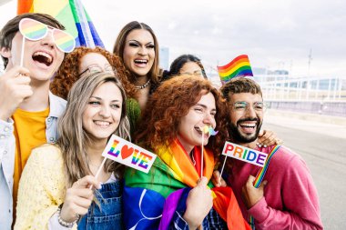 Gay Onur Günü 'nü birlikte kutlayan mutlu bir grup genç. Milenyum Eşcinsel Yetişkin Arkadaşları Eşit haklar ve özgürlük kutlamalarının tadını çıkarıyor