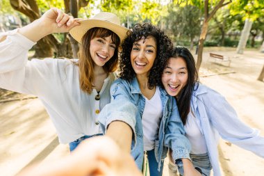 Barcelona 'da yaz tatili sırasında selfie çektiren üç genç bayan arkadaş. Güzel kızlar hafta sonu yolculuğunun tadını çıkarıyorlar. Kadın arkadaşlığı kavramı.