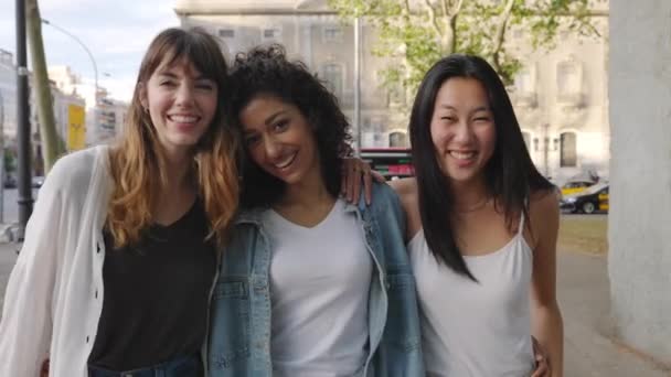 Mooie Groep Jonge Vrouwen Glimlachend Weg Naar Camera Vrouwelijke Vriendschap — Stockvideo